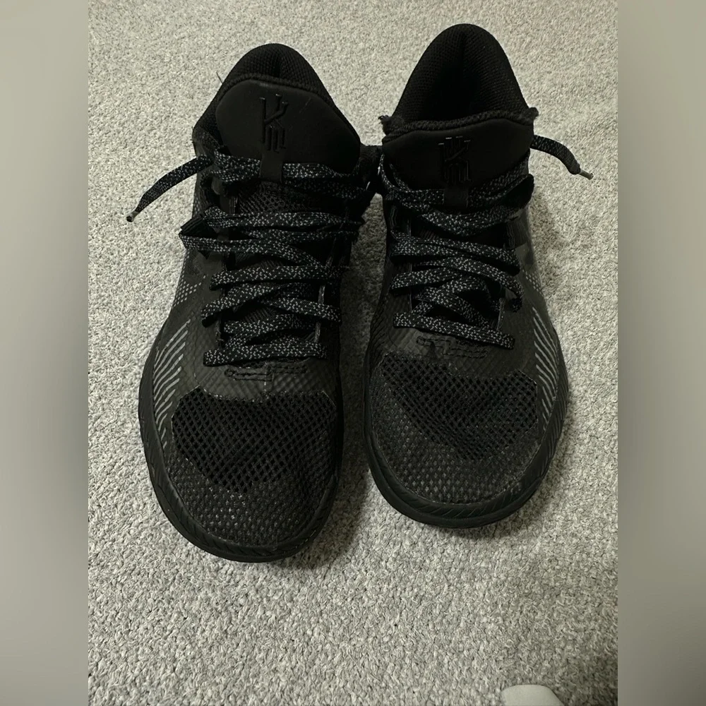 Nike Kyrie Black Basketball Shoes – Big kids 5.5 / Women’s 7